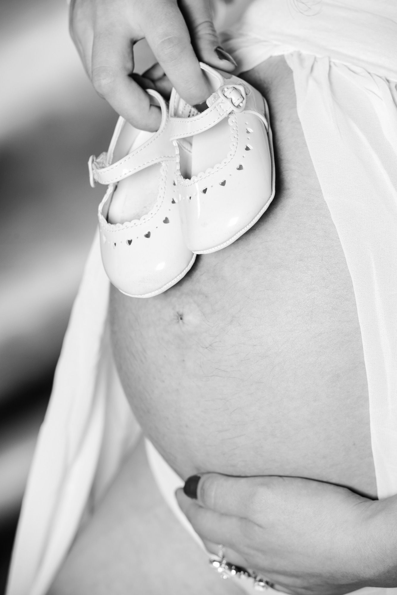 Babybauch-Shooting: Babyschuhe auf dem Bauch