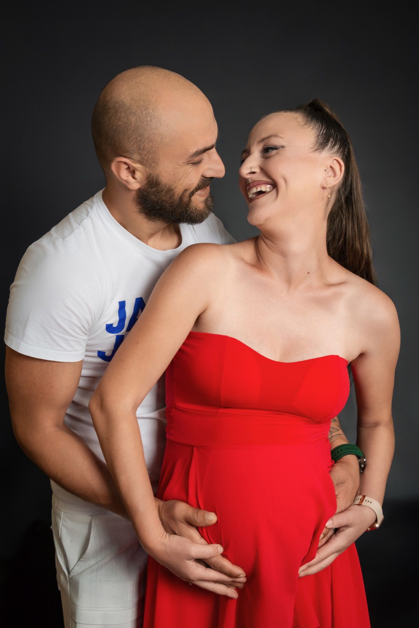 Werdende Eltern lachend im Fotostudio