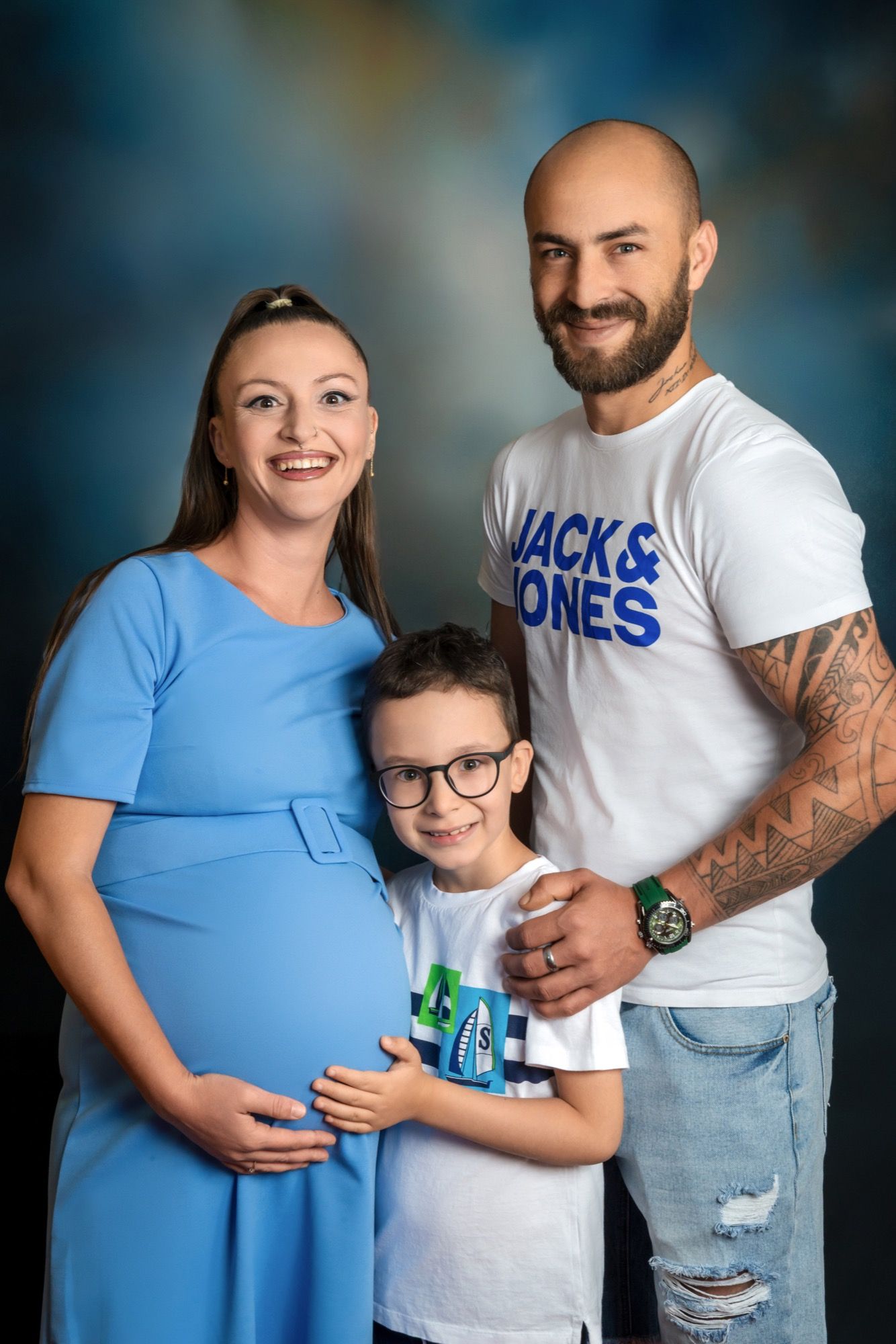 Werdende Eltern mit Sohn beim Babybauch-Shooting