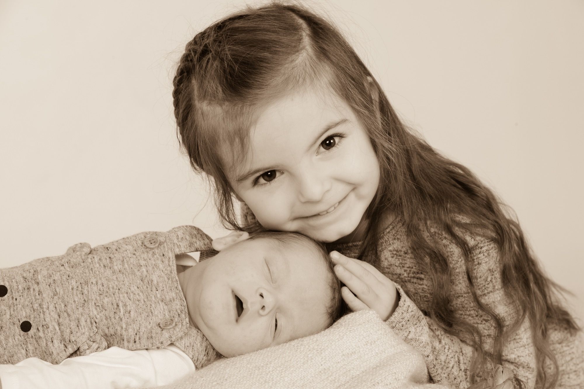 Große Schwester mit Baby, Sepia-Porträt