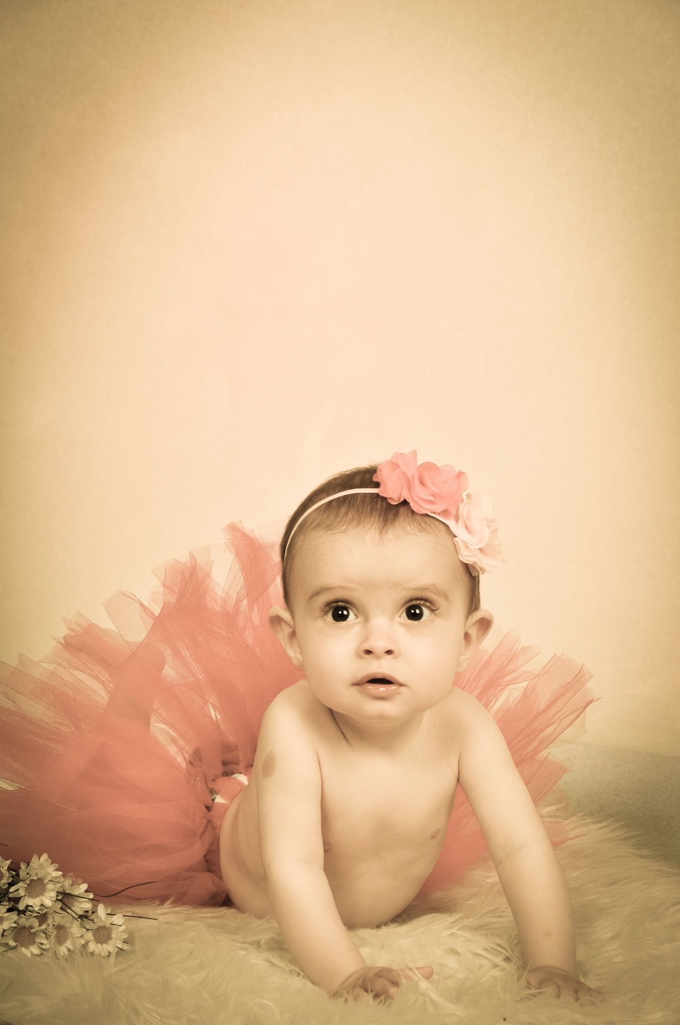 Baby mit rosa Tüllrock und Haarschleife