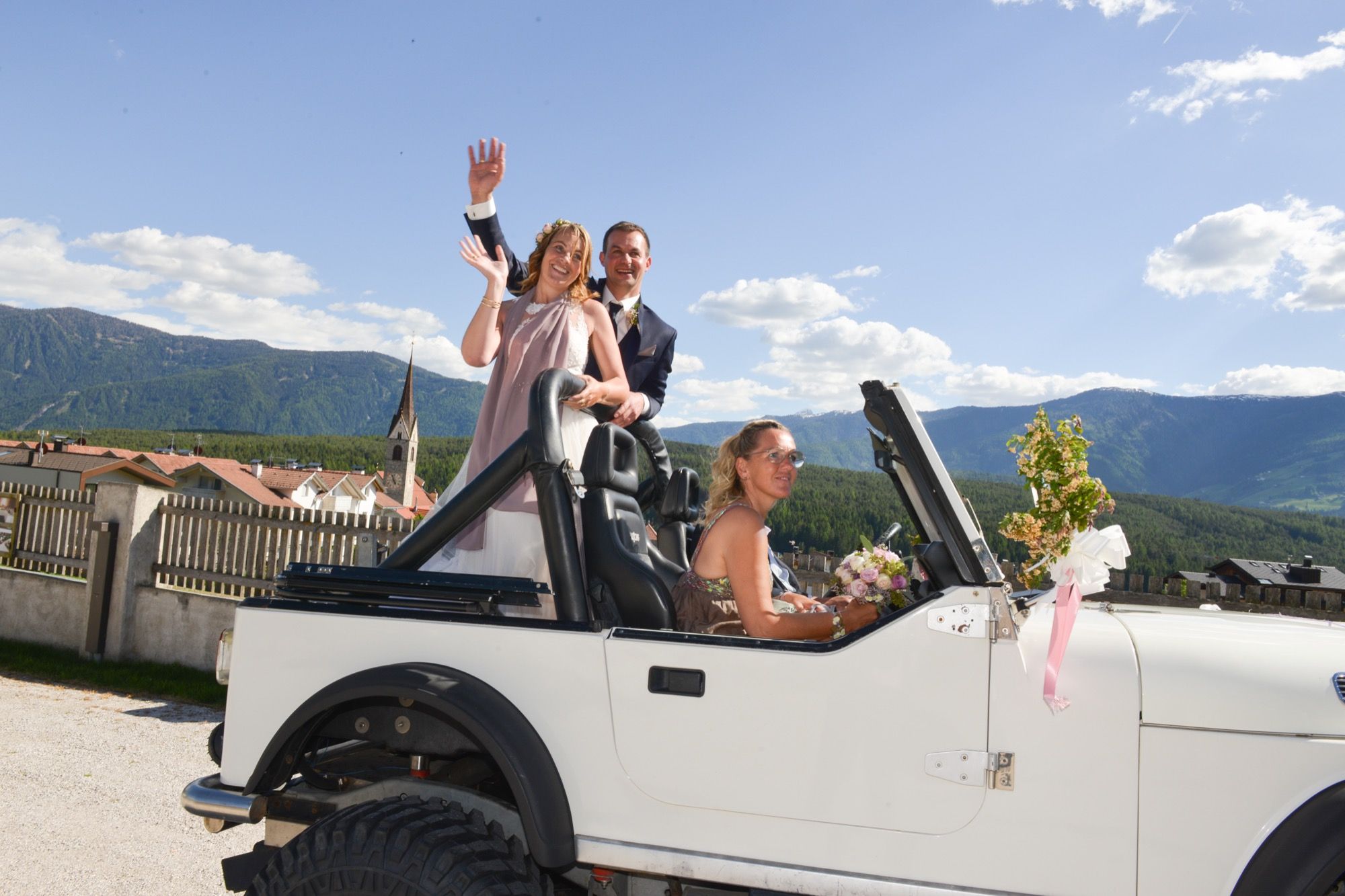 Brautpaar im weißen Oldtimer-Cabrio