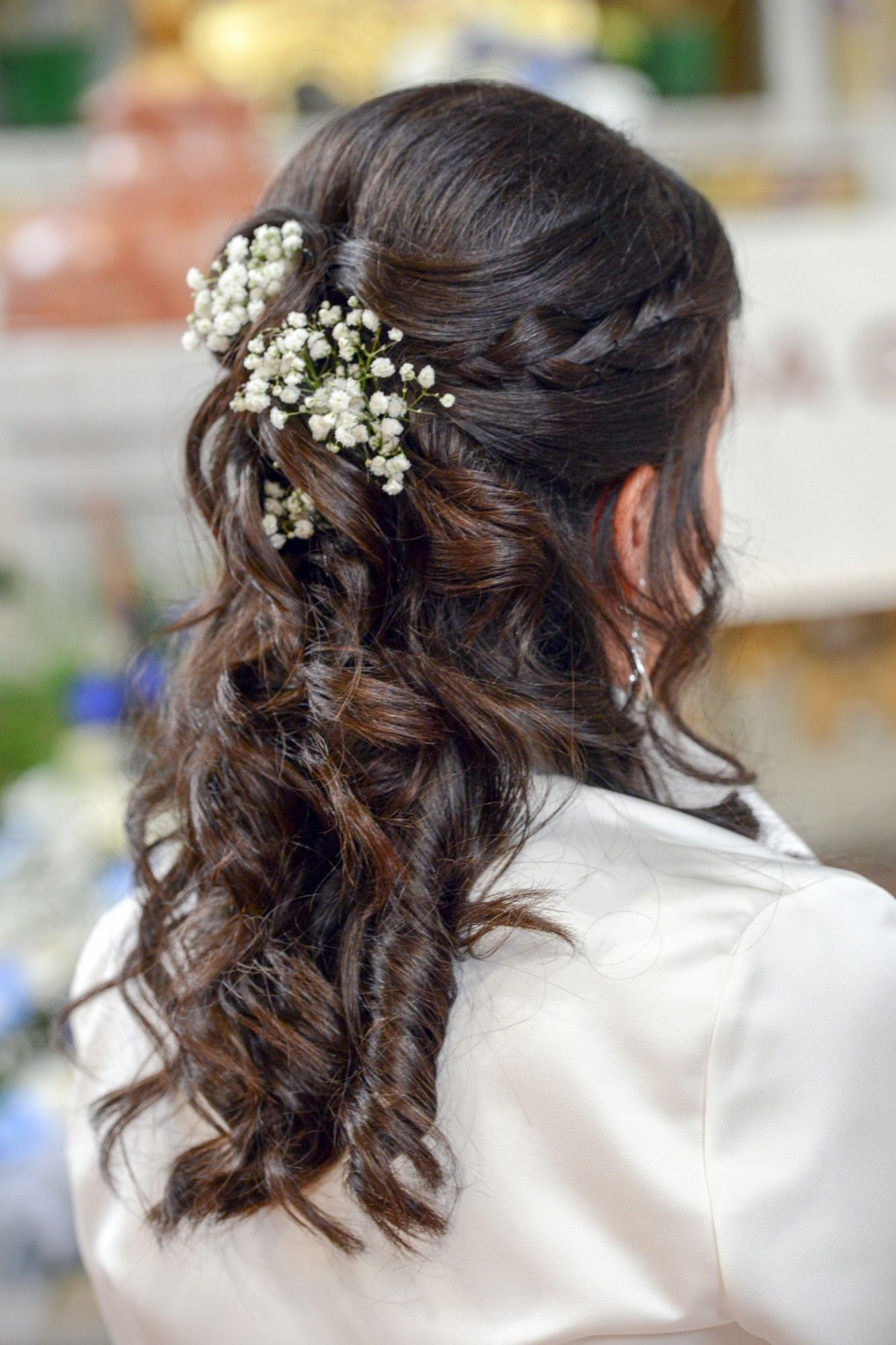 Brautfrisur mit Blumenschmuck