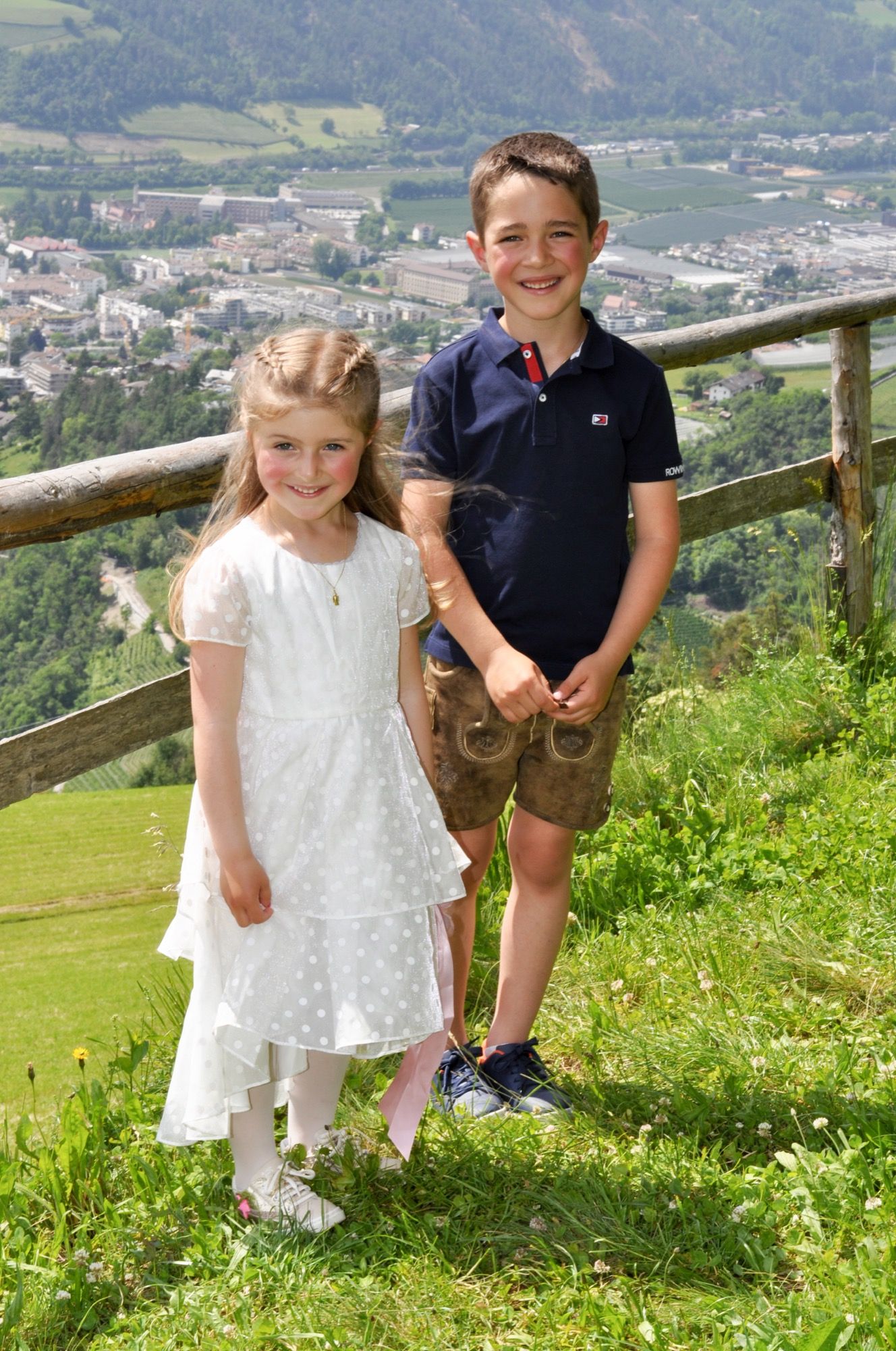 Blumenmädchen und Junge bei einer Hochzeit